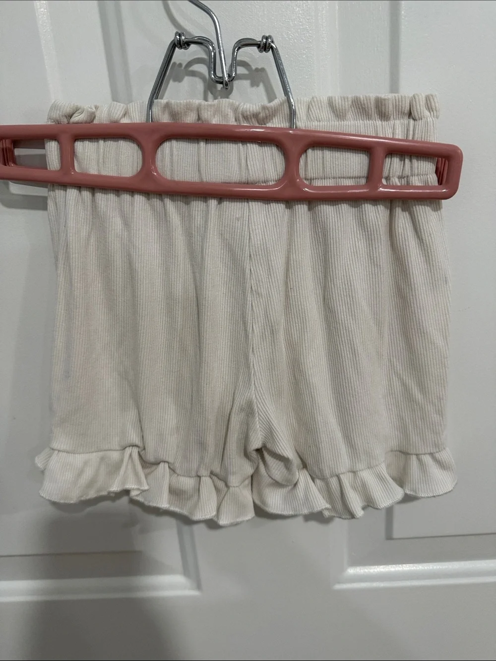 Lola + The Boys Cream Ruffle-Hem Pull-On Shorts with Bead Drawstring